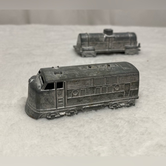 midgetoy vintage metal toy train Lot Of 2 Train Cars - Picture 4 of 16